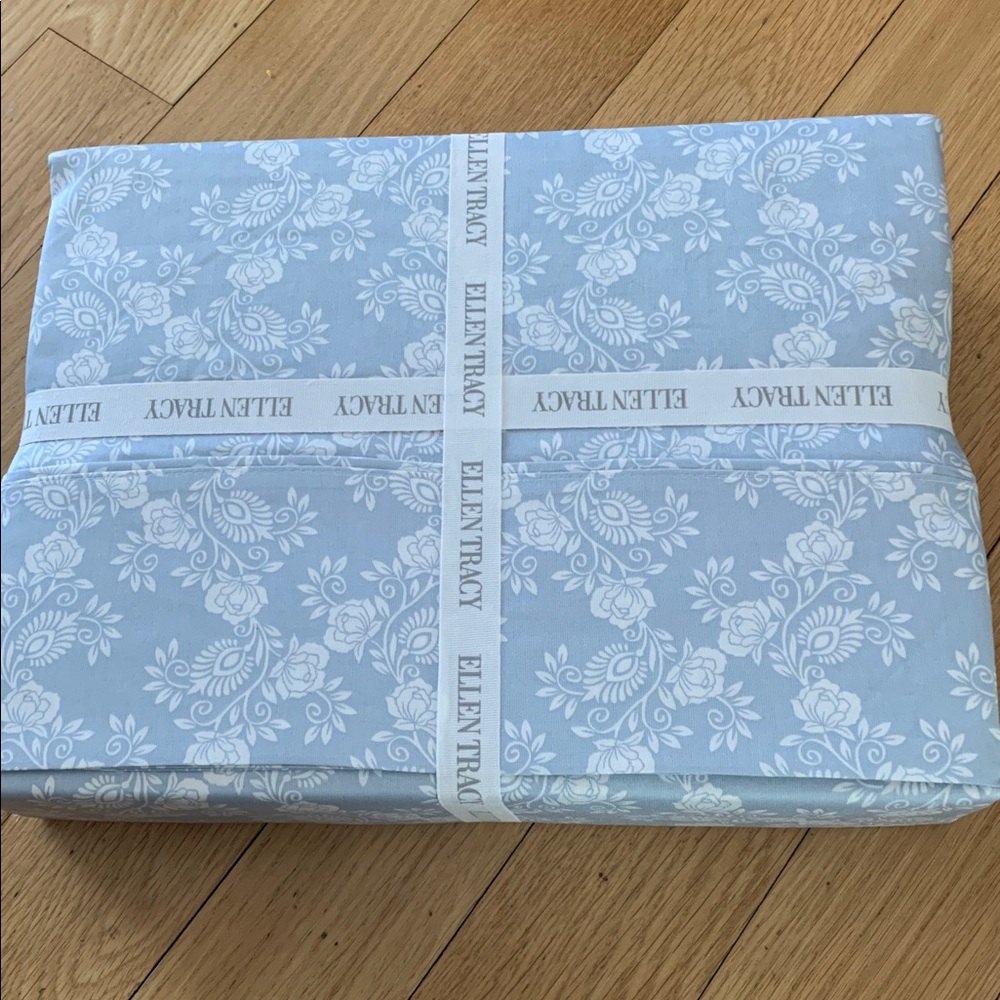 Ellen Tracy Blue and White Cotton Sateen Sheet Set